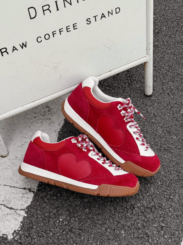 Ženske casual sportske tenisice za trening, gornji dio od teleće split kože, prozračna mrežasta podstava, vezanje, niski profil, gumeni đon, visina pete 3-5 cm