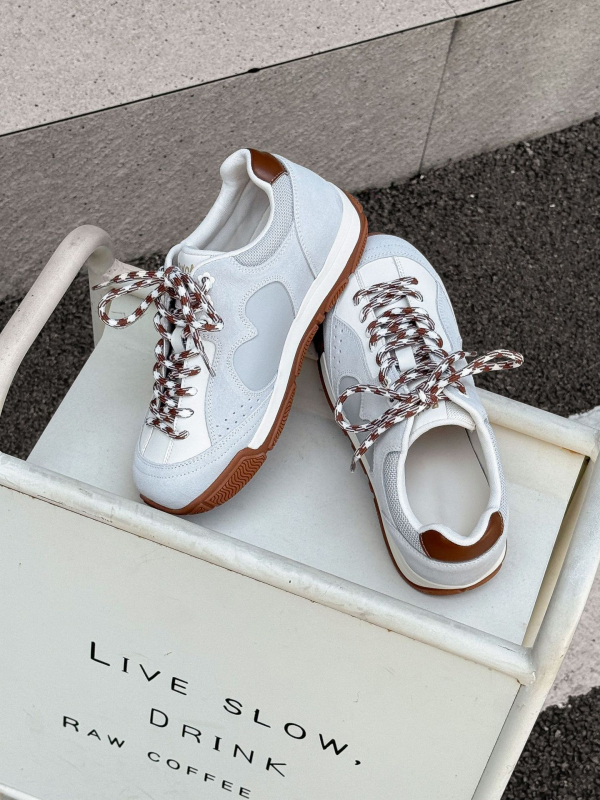 Ženske casual sportske tenisice za trening, gornji dio od teleće split kože, prozračna mrežasta podstava, vezanje, niski profil, gumeni đon, visina pete 3-5 cm