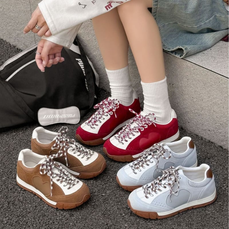 Ženske casual sportske tenisice za trening, gornji dio od teleće split kože, prozračna mrežasta podstava, vezanje, niski profil, gumeni đon, visina pete 3-5 cm