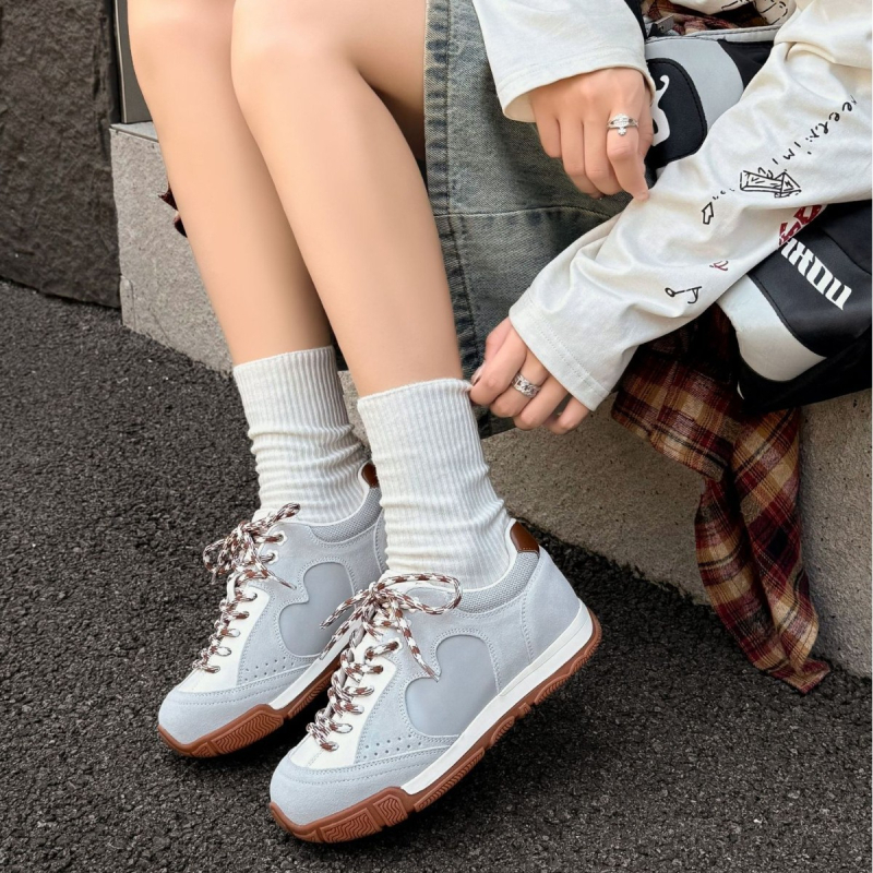 Ženske casual sportske tenisice za trening, gornji dio od teleće split kože, prozračna mrežasta podstava, vezanje, niski profil, gumeni đon, visina pete 3-5 cm