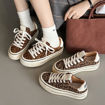 Ženske tenisice s leopard uzorkom, gornji dio od nubuka kravlje kože, gumeni potplat, vezanje, visina potpetice 3–5 cm