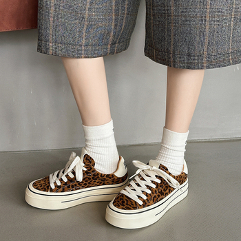 Ženske tenisice s leopard uzorkom, gornji dio od nubuka kravlje kože, gumeni potplat, vezanje, visina potpetice 3–5 cm