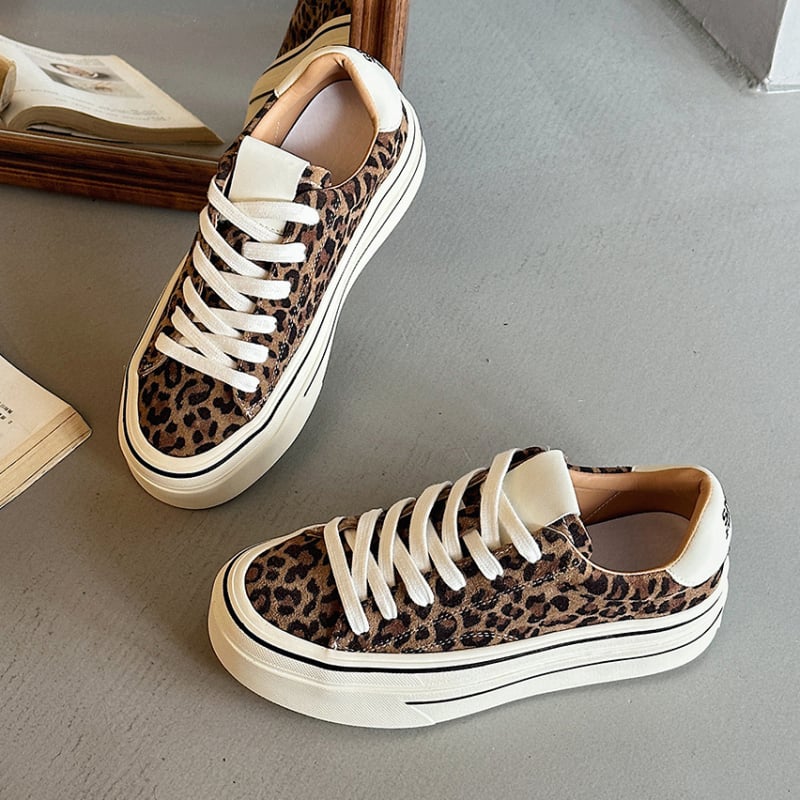 Ženske tenisice s leopard uzorkom, gornji dio od nubuka kravlje kože, gumeni potplat, vezanje, visina potpetice 3–5 cm