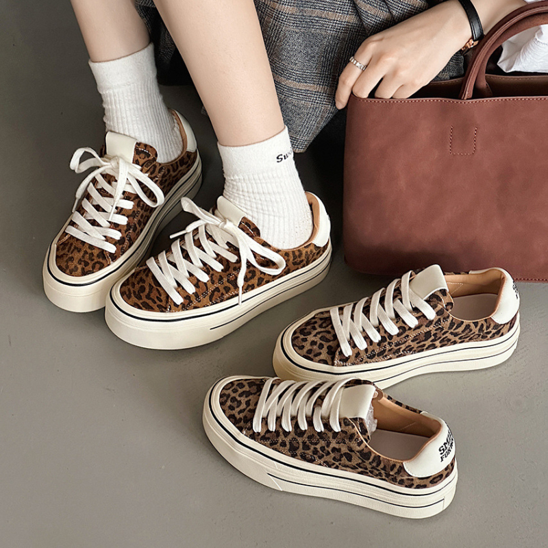 Ženske tenisice s leopard uzorkom, gornji dio od nubuka kravlje kože, gumeni potplat, vezanje, visina potpetice 3–5 cm