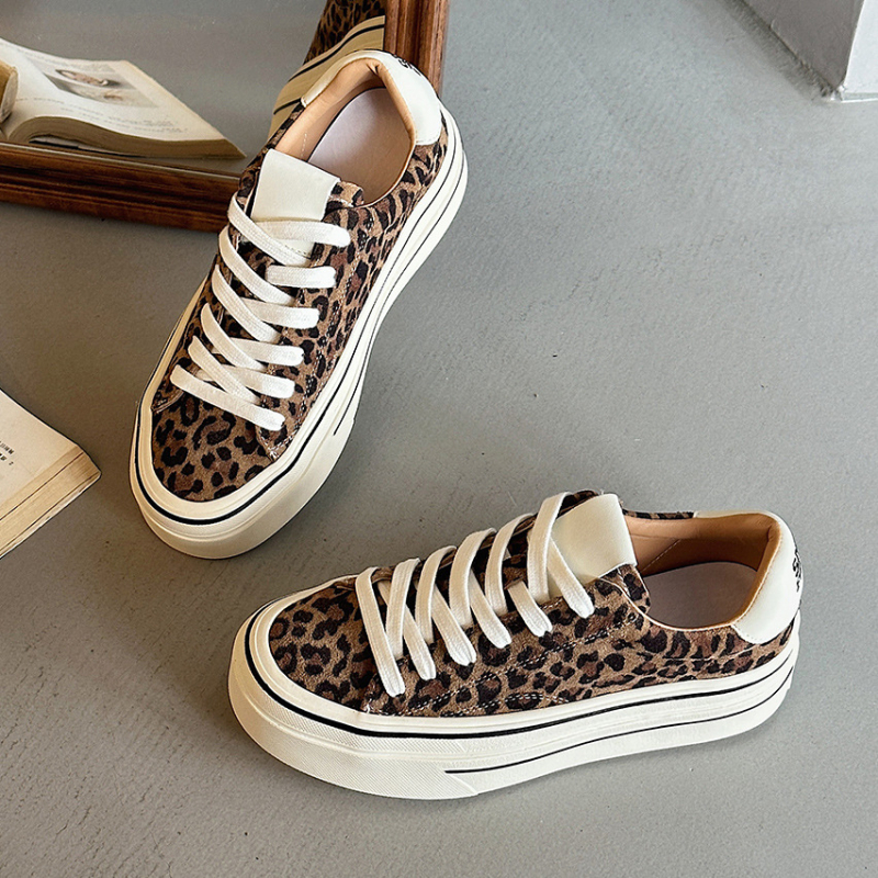 Ženske tenisice s leopard uzorkom, gornji dio od nubuka kravlje kože, gumeni potplat, vezanje, visina potpetice 3–5 cm