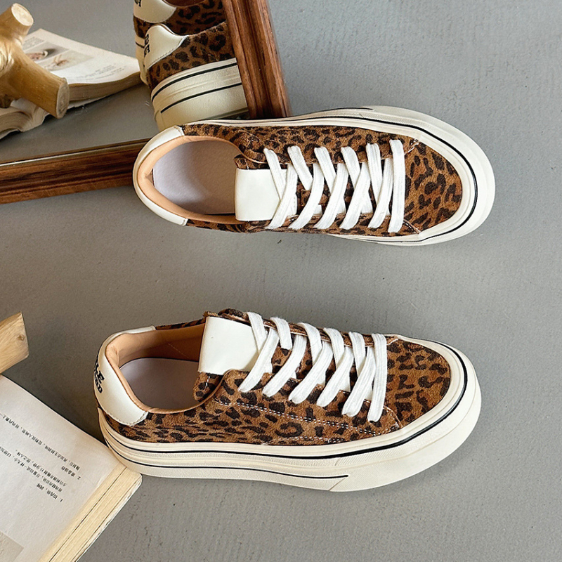 Ženske tenisice s leopard uzorkom, gornji dio od nubuka kravlje kože, gumeni potplat, vezanje, visina potpetice 3–5 cm