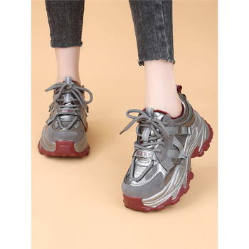 Női sportcipő vastag talppal, hálós felsőrésszel, talp reciklált bőrből, belső talp természetes bőrrel, fűzős zárás.