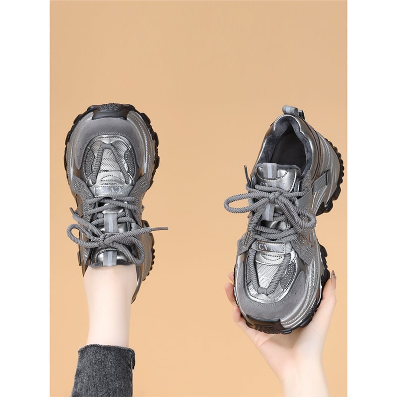 Női sportcipő vastag talppal, hálós felsőrésszel, talp reciklált bőrből, belső talp természetes bőrrel, fűzős zárás.