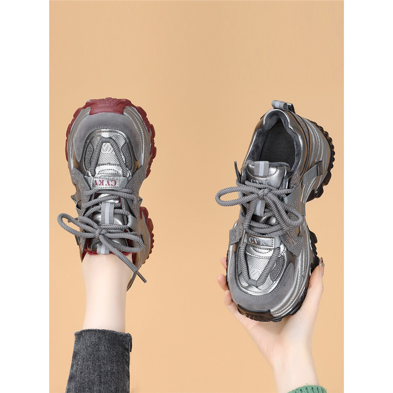 Női sportcipő vastag talppal, hálós felsőrésszel, talp reciklált bőrből, belső talp természetes bőrrel, fűzős zárás.