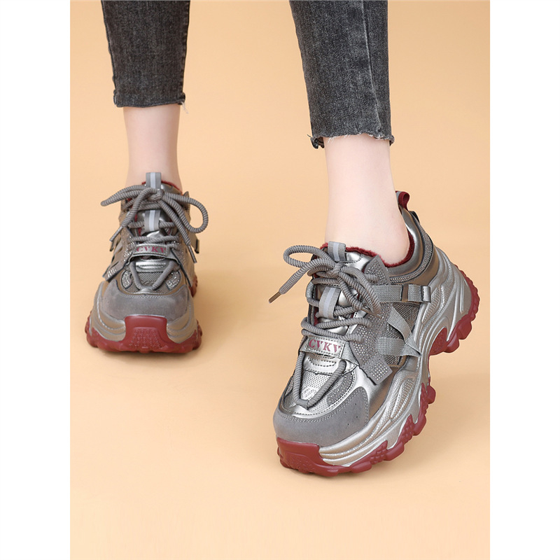 Női sportcipő vastag talppal, hálós felsőrésszel, talp reciklált bőrből, belső talp természetes bőrrel, fűzős zárás.