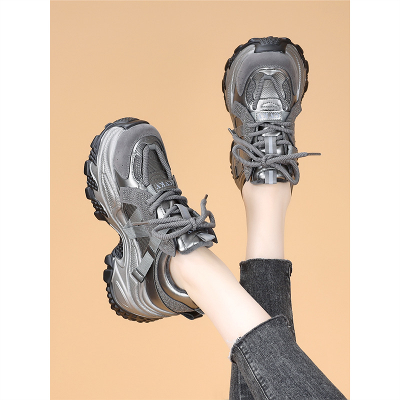 Női sportcipő vastag talppal, hálós felsőrésszel, talp reciklált bőrből, belső talp természetes bőrrel, fűzős zárás.