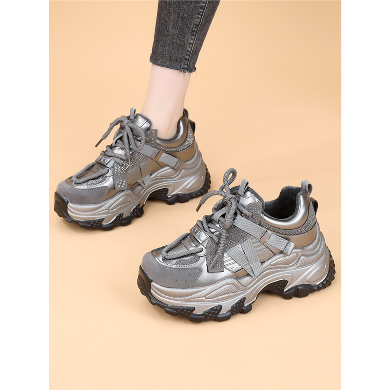 Női sportcipő vastag talppal, hálós felsőrésszel, talp reciklált bőrből, belső talp természetes bőrrel, fűzős zárás.