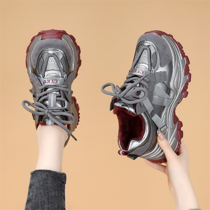 Női sportcipő vastag talppal, hálós felsőrésszel, talp reciklált bőrből, belső talp természetes bőrrel, fűzős zárás.