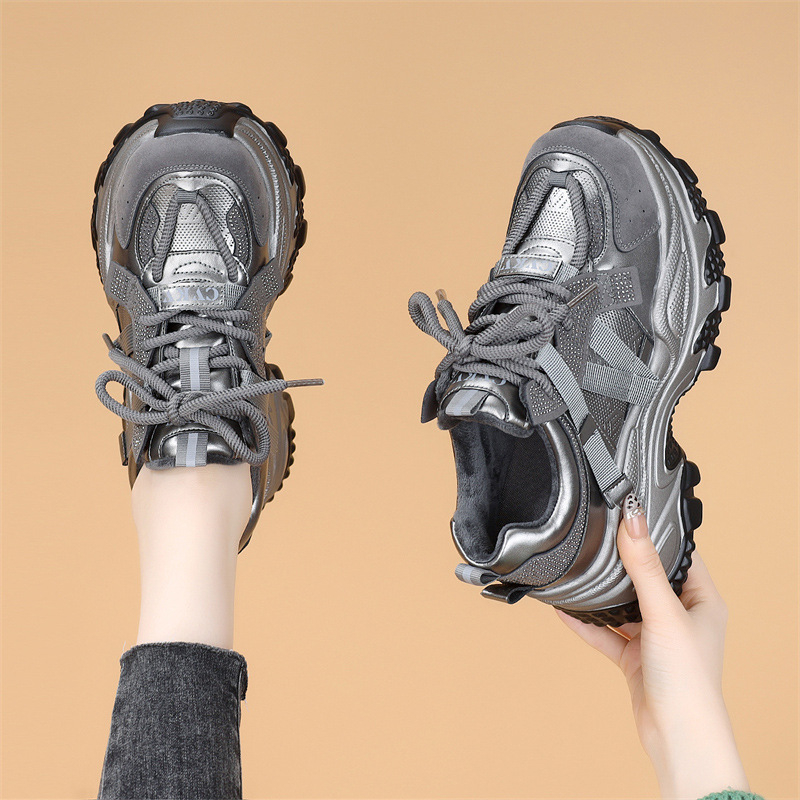 Női sportcipő vastag talppal, hálós felsőrésszel, talp reciklált bőrből, belső talp természetes bőrrel, fűzős zárás.