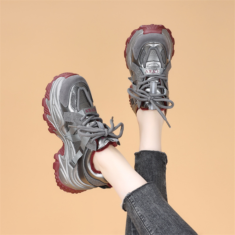 Női sportcipő vastag talppal, hálós felsőrésszel, talp reciklált bőrből, belső talp természetes bőrrel, fűzős zárás.