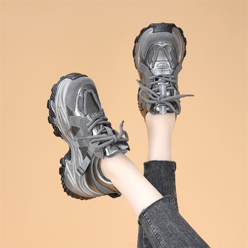 Női sportcipő vastag talppal, hálós felsőrésszel, talp reciklált bőrből, belső talp természetes bőrrel, fűzős zárás.