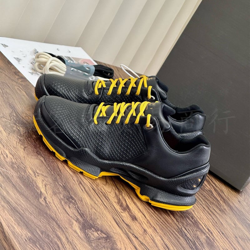 Női túracipő – marhabőr felsőrész, légáteresztő, vízálló, csúszásmentes, kopásálló talp