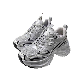 Sportos mindennapi cipő — magasságnövelő középtalpas cipő (3–5 cm), légáteresztő hálós bélés, PU talpbetét, magas felső rész (3–7 cm), műanyag talp