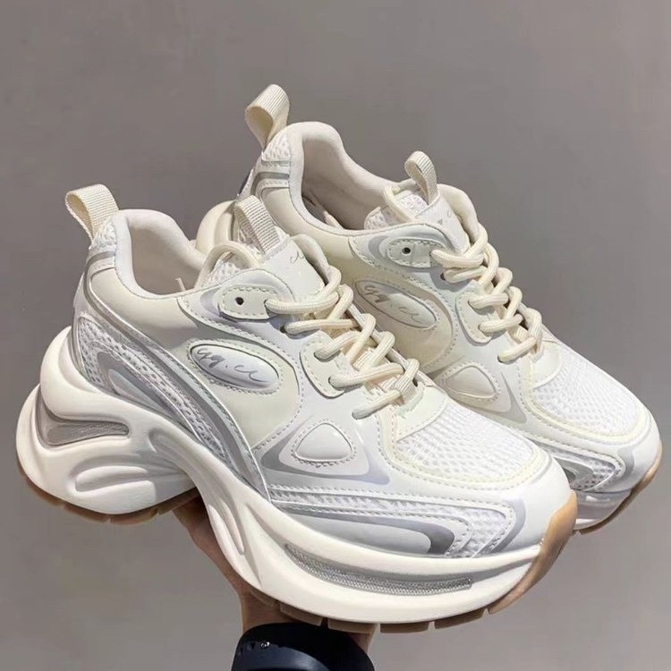 Sportos mindennapi cipő — magasságnövelő középtalpas cipő (3–5 cm), légáteresztő hálós bélés, PU talpbetét, magas felső rész (3–7 cm), műanyag talp