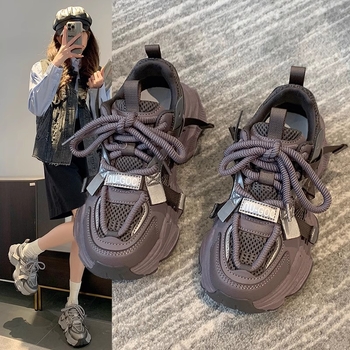 Női platformos sportcipő mikroszálas felsőrésszel, 3-5 cm klín sarkú, fűzős zárás, gumi talp