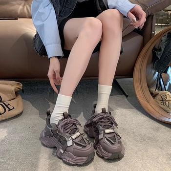 Női platformos sportcipő mikroszálas felsőrésszel, 3-5 cm klín sarkú, fűzős zárás, gumi talp