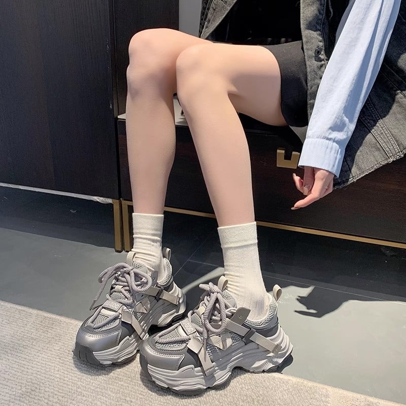 Női platformos sportcipő mikroszálas felsőrésszel, 3-5 cm klín sarkú, fűzős zárás, gumi talp