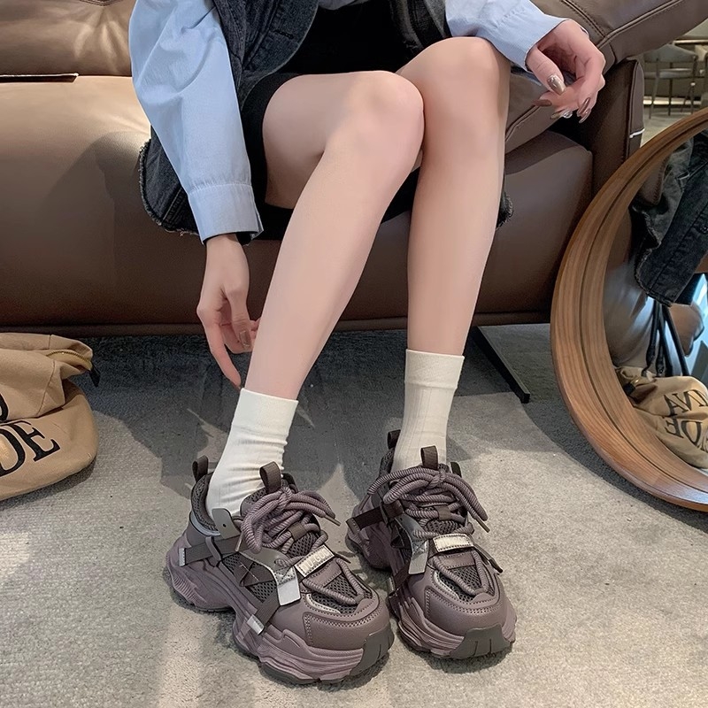 Női platformos sportcipő mikroszálas felsőrésszel, 3-5 cm klín sarkú, fűzős zárás, gumi talp