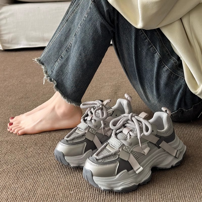 Női platformos sportcipő mikroszálas felsőrésszel, 3-5 cm klín sarkú, fűzős zárás, gumi talp