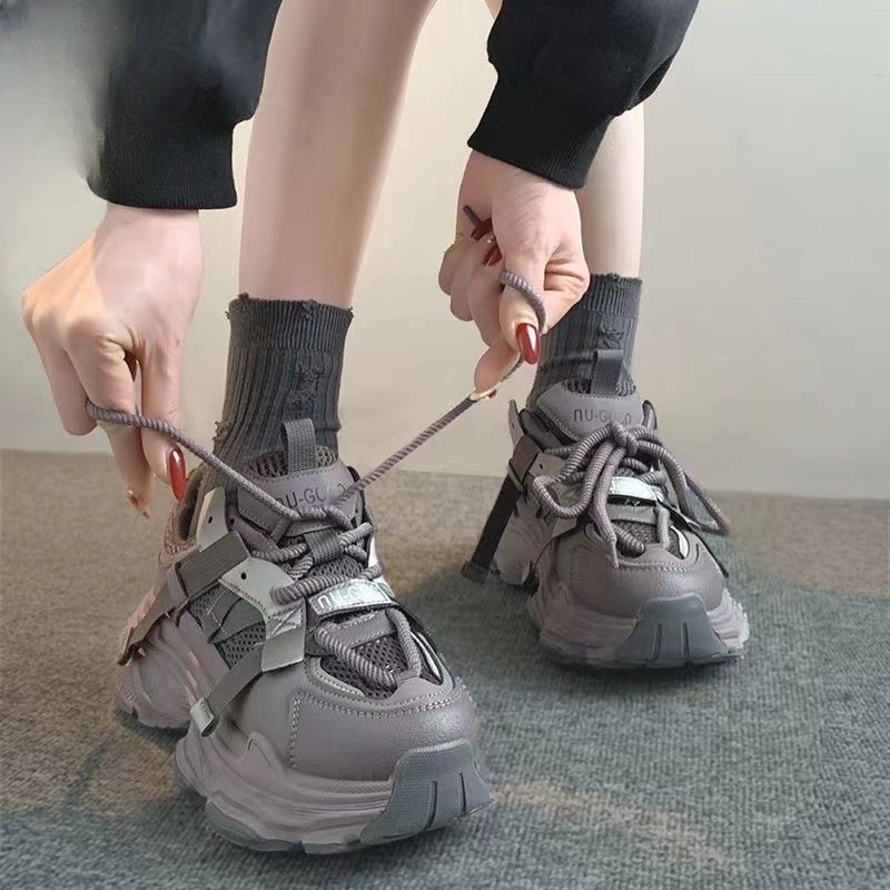 Női platformos sportcipő mikroszálas felsőrésszel, 3-5 cm klín sarkú, fűzős zárás, gumi talp