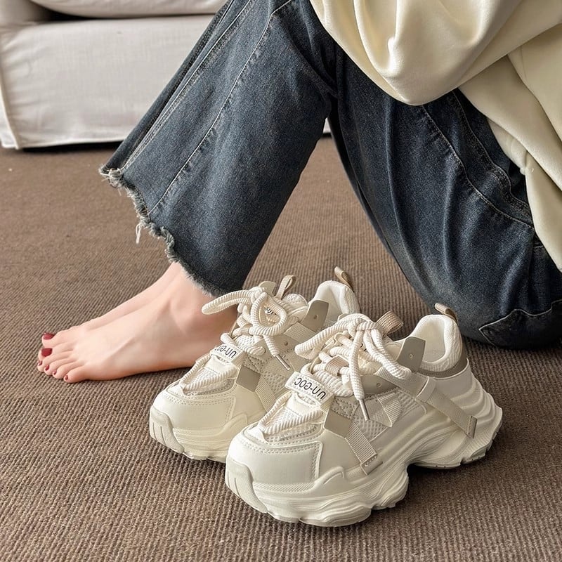 Női platformos sportcipő mikroszálas felsőrésszel, 3-5 cm klín sarkú, fűzős zárás, gumi talp