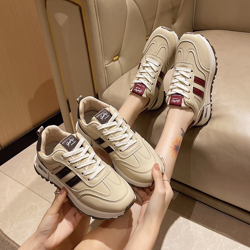 Női könnyű sportcipő szintetikus bőrből készült felsőrésszel, alacsony profil, kerek orr, fűzők, légáteresztő belső, PU talp