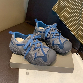 Ženske tenisice dad shoes — gornji dio od kože i tekstila, okrugli vrh, niski 1–3 cm, prozračna mrežasta unutrašnjost, gumeni potplat