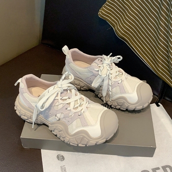 Ženske tenisice dad shoes — gornji dio od kože i tekstila, okrugli vrh, niski 1–3 cm, prozračna mrežasta unutrašnjost, gumeni potplat