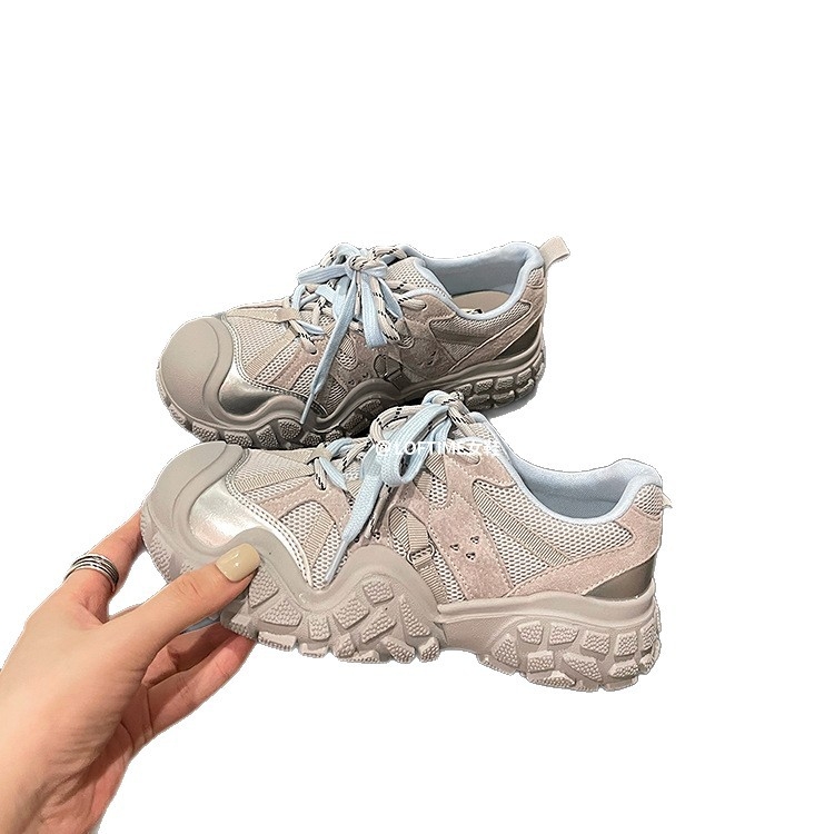 Ženske tenisice dad shoes — gornji dio od kože i tekstila, okrugli vrh, niski 1–3 cm, prozračna mrežasta unutrašnjost, gumeni potplat