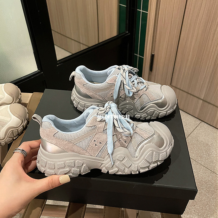 Ženske tenisice dad shoes — gornji dio od kože i tekstila, okrugli vrh, niski 1–3 cm, prozračna mrežasta unutrašnjost, gumeni potplat