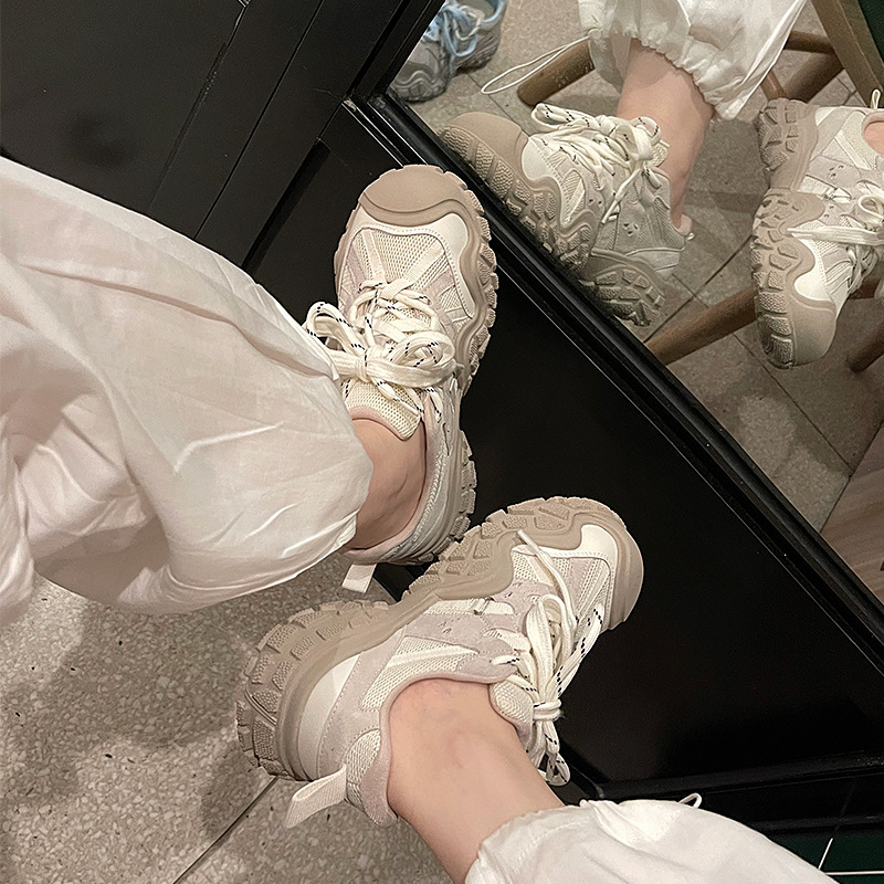Ženske tenisice dad shoes — gornji dio od kože i tekstila, okrugli vrh, niski 1–3 cm, prozračna mrežasta unutrašnjost, gumeni potplat