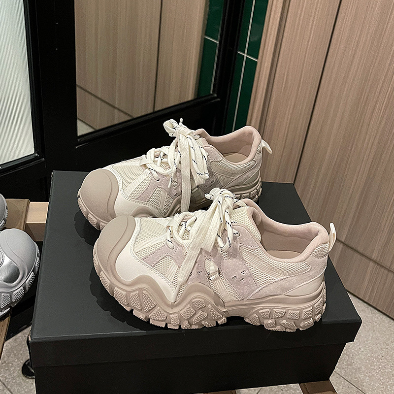 Ženske tenisice dad shoes — gornji dio od kože i tekstila, okrugli vrh, niski 1–3 cm, prozračna mrežasta unutrašnjost, gumeni potplat