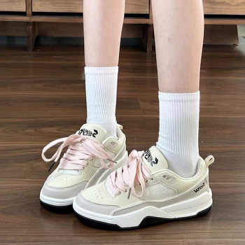 Női mindennapi tornacipő, felsőrész szintetikus plüssből, fűzős zárás, gumitalp Goodyear technológiával, sarokmagasság 0–1 cm