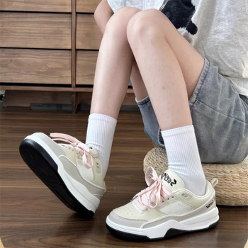 Női mindennapi tornacipő, felsőrész szintetikus plüssből, fűzős zárás, gumitalp Goodyear technológiával, sarokmagasság 0–1 cm