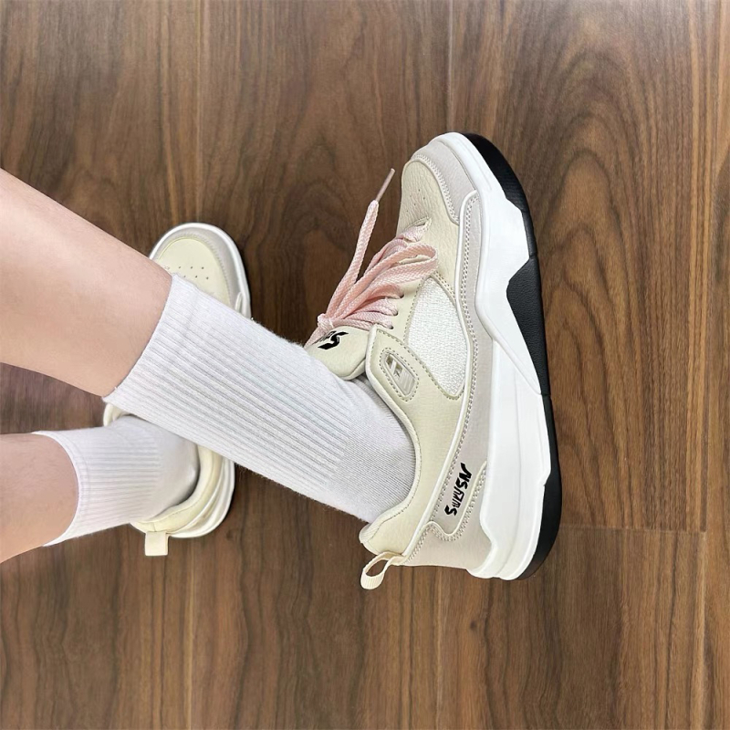 Női mindennapi tornacipő, felsőrész szintetikus plüssből, fűzős zárás, gumitalp Goodyear technológiával, sarokmagasság 0–1 cm