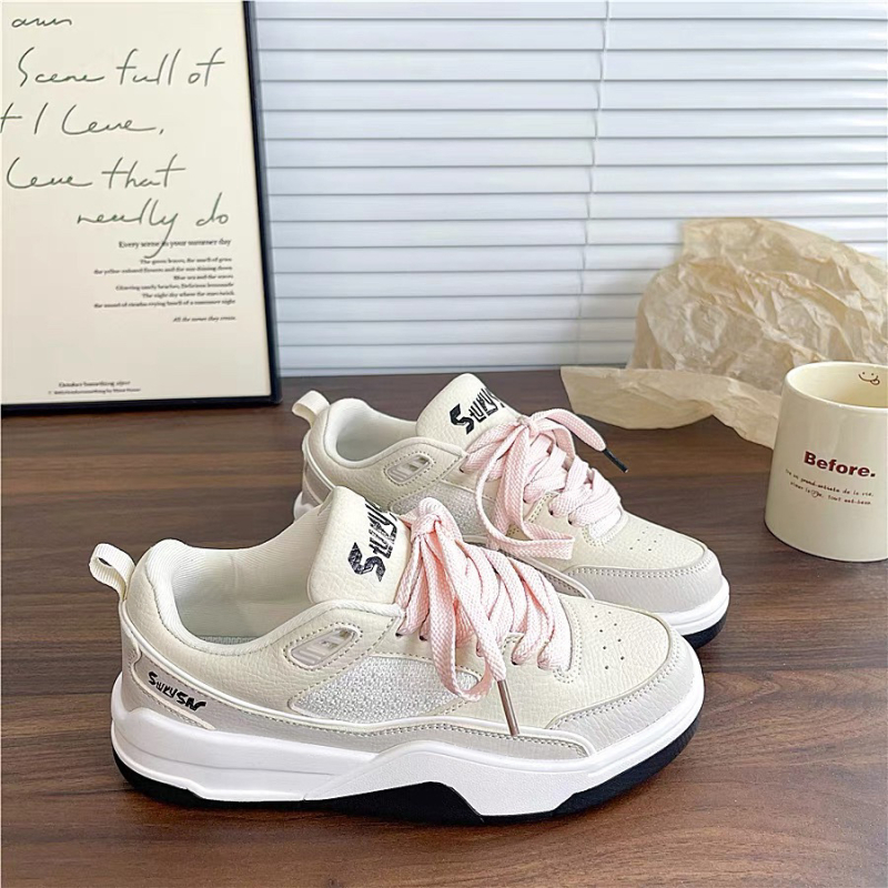 Női mindennapi tornacipő, felsőrész szintetikus plüssből, fűzős zárás, gumitalp Goodyear technológiával, sarokmagasság 0–1 cm