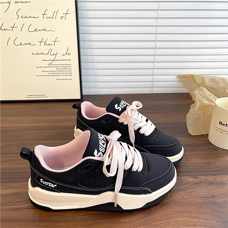 Női mindennapi tornacipő, felsőrész szintetikus plüssből, fűzős zárás, gumitalp Goodyear technológiával, sarokmagasság 0–1 cm