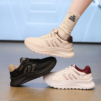 Női sportcipő PU felsőrésszel, gumitalppal, fűzővel záródó, kerek orrú, 1–3 cm-es alacsony sarok (PU felsőrész; gumitalp; fűző; kerek orr; 1–3 cm-es alacsony sarok)