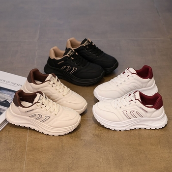 Női sportcipő PU felsőrésszel, gumitalppal, fűzővel záródó, kerek orrú, 1–3 cm-es alacsony sarok (PU felsőrész; gumitalp; fűző; kerek orr; 1–3 cm-es alacsony sarok)