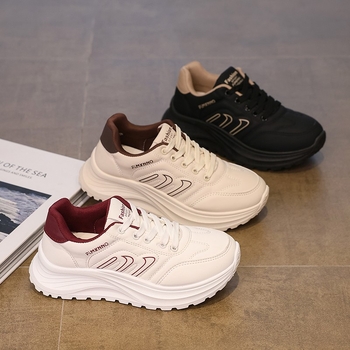 Női sportcipő PU felsőrésszel, gumitalppal, fűzővel záródó, kerek orrú, 1–3 cm-es alacsony sarok (PU felsőrész; gumitalp; fűző; kerek orr; 1–3 cm-es alacsony sarok)