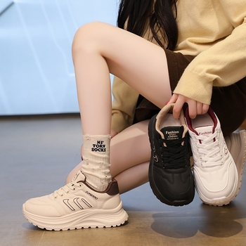 Női sportcipő PU felsőrésszel, gumitalppal, fűzővel záródó, kerek orrú, 1–3 cm-es alacsony sarok (PU felsőrész; gumitalp; fűző; kerek orr; 1–3 cm-es alacsony sarok)