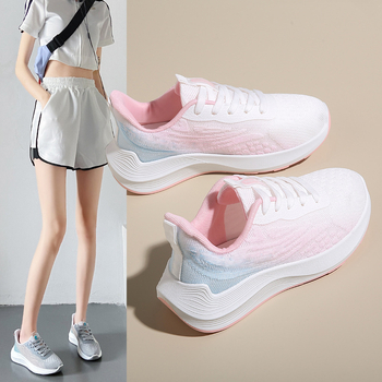 Női sportos-casual cipő hálós felsőrész, kerek orr, légáteresztő, 3–5 cm magas középtalpú sarok, injektált talp