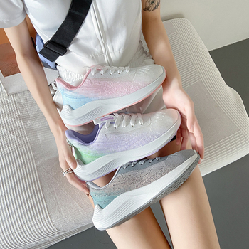 Női sportos-casual cipő hálós felsőrész, kerek orr, légáteresztő, 3–5 cm magas középtalpú sarok, injektált talp