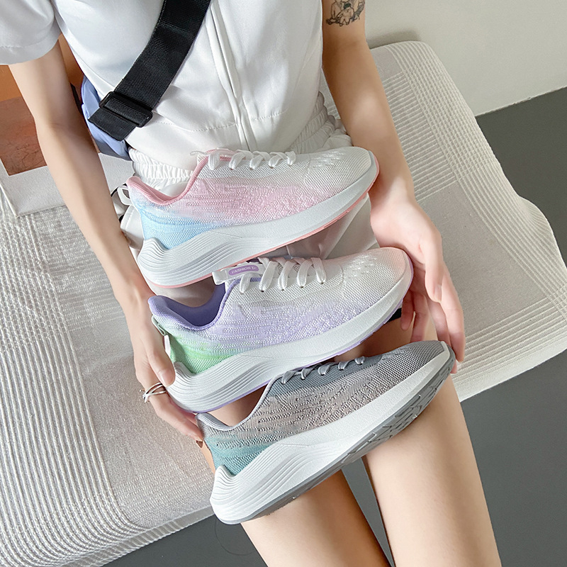 Női sportos-casual cipő hálós felsőrész, kerek orr, légáteresztő, 3–5 cm magas középtalpú sarok, injektált talp