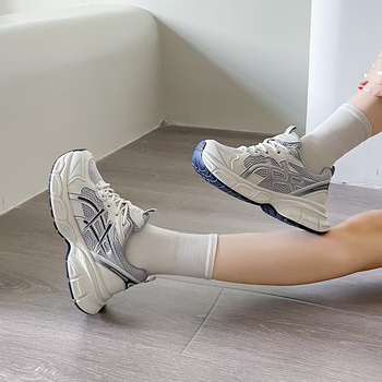 Női dad sneakers, felső rész szuper rostból, elöl fűzőzár, 3–5 cm-es sarok, gumitalp, lélegző